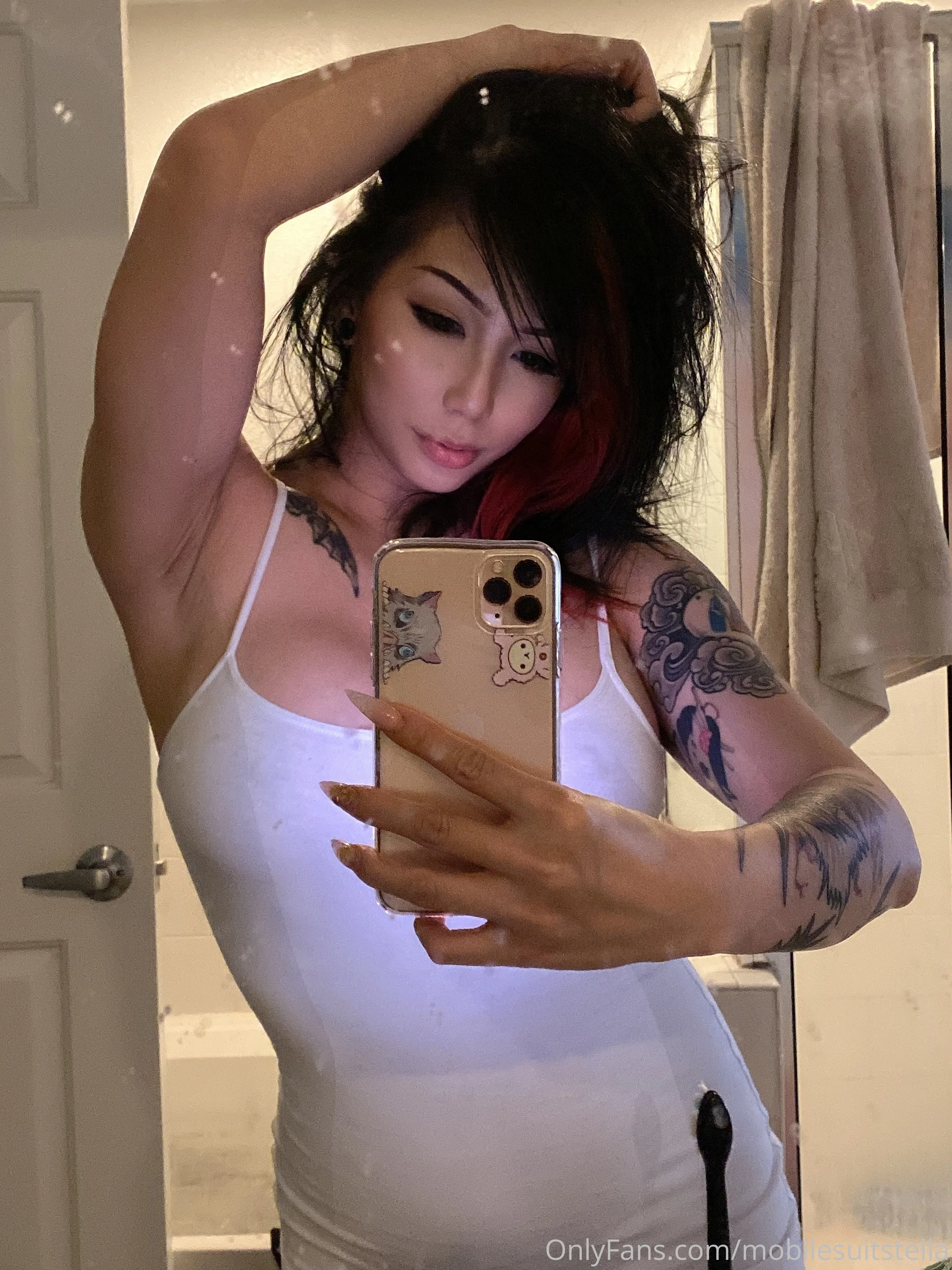 teen MobileSuitStella nude pic