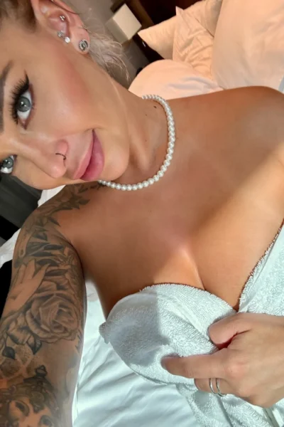 Bimbo Hayley Davies Of Leaks