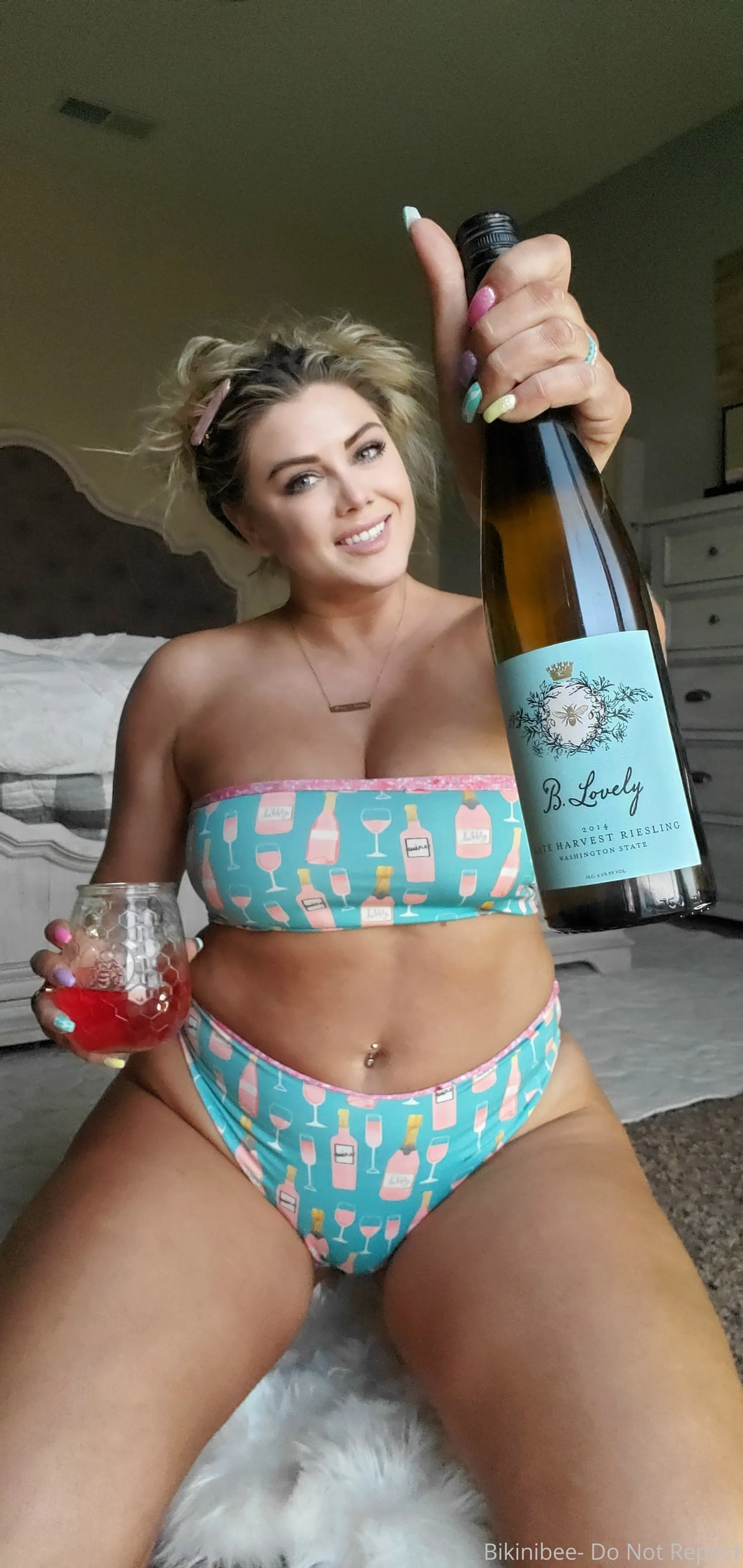 slutty babe Bikinibee nude pic