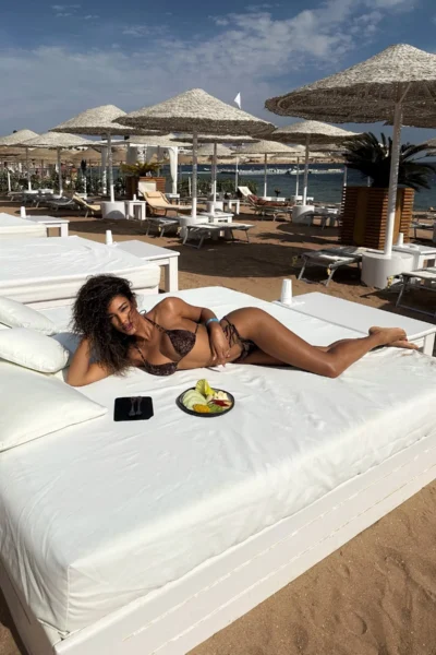 Benevolent Showgirl Samira Lui Nude Tits Beauty