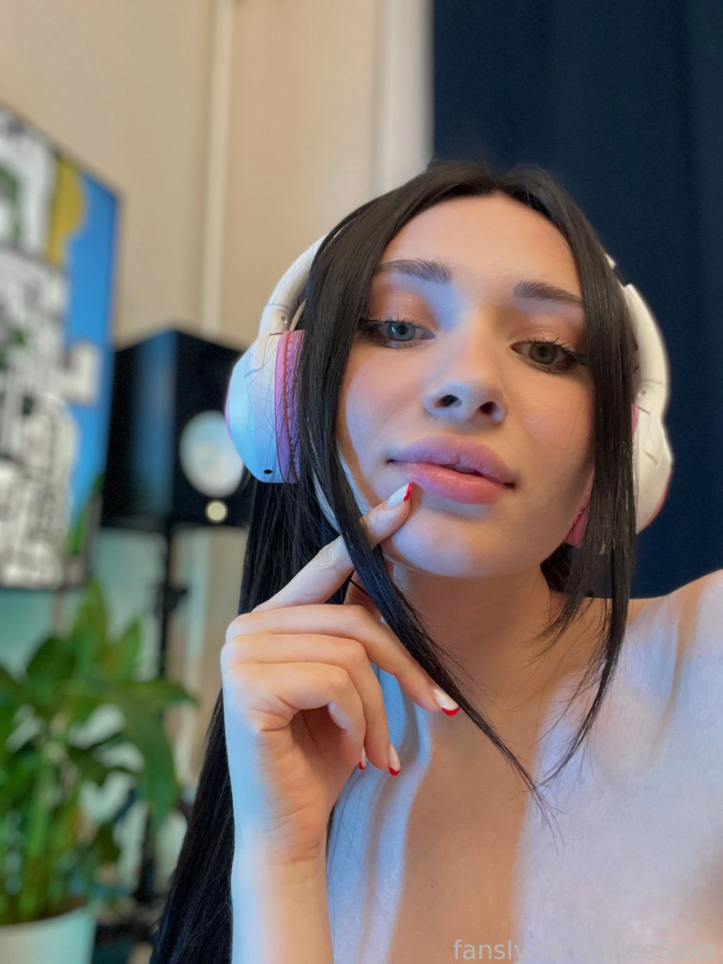 Brunette Motivated Alice Saxe nude tits