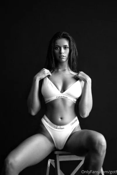 Confident  Babe Cristy Ren Onlyfans Nude Pics