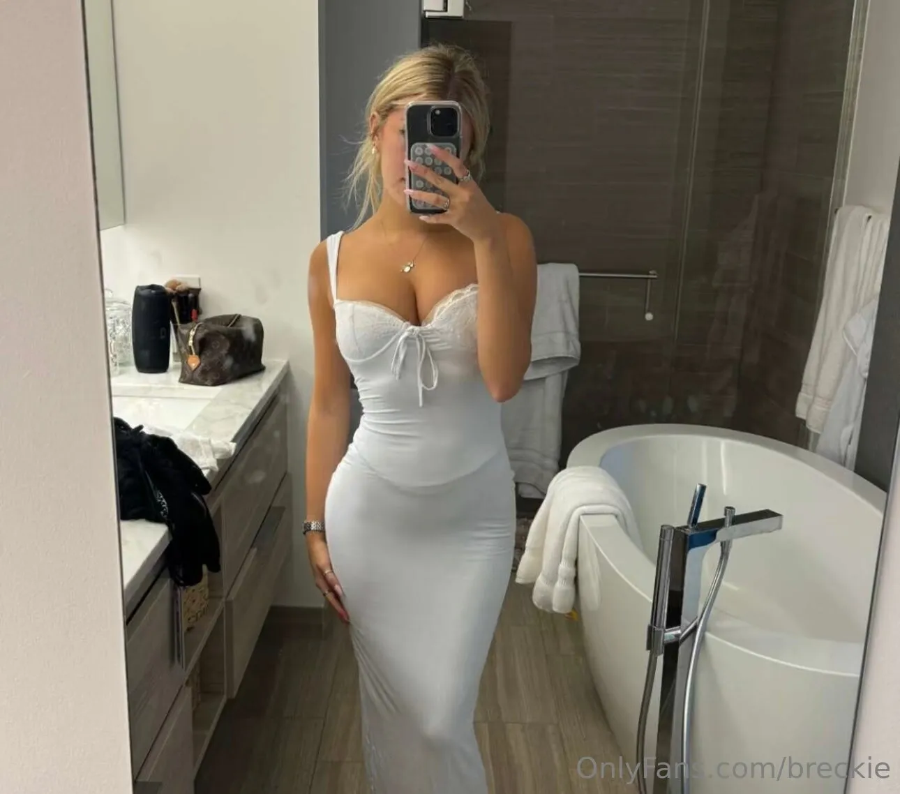 Tenacious blonde Breckie Hill onlyfans leak