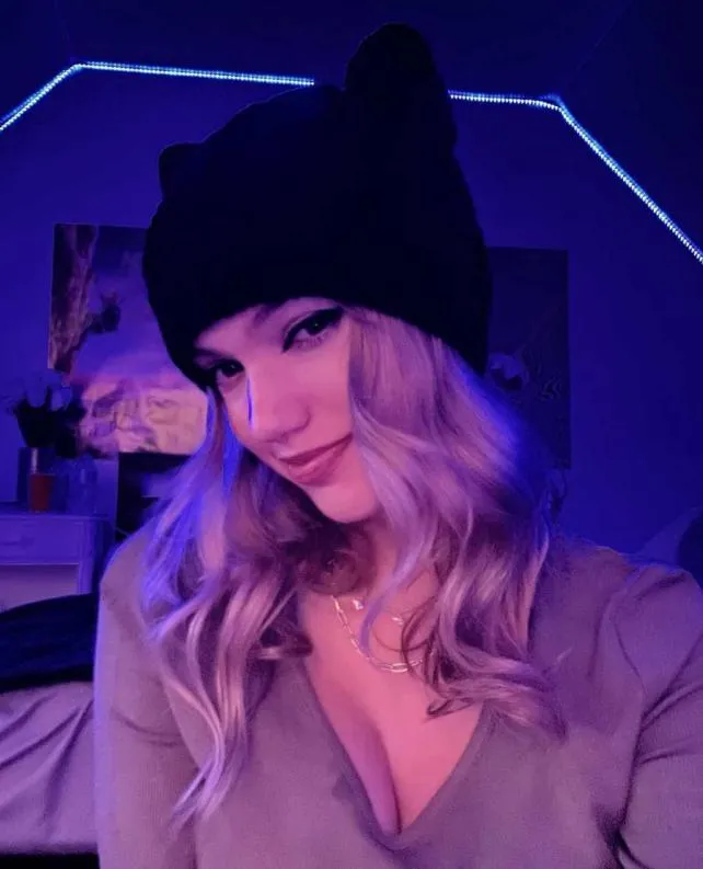 BABE busty American Mikah Lynn onlyfans nude pics real